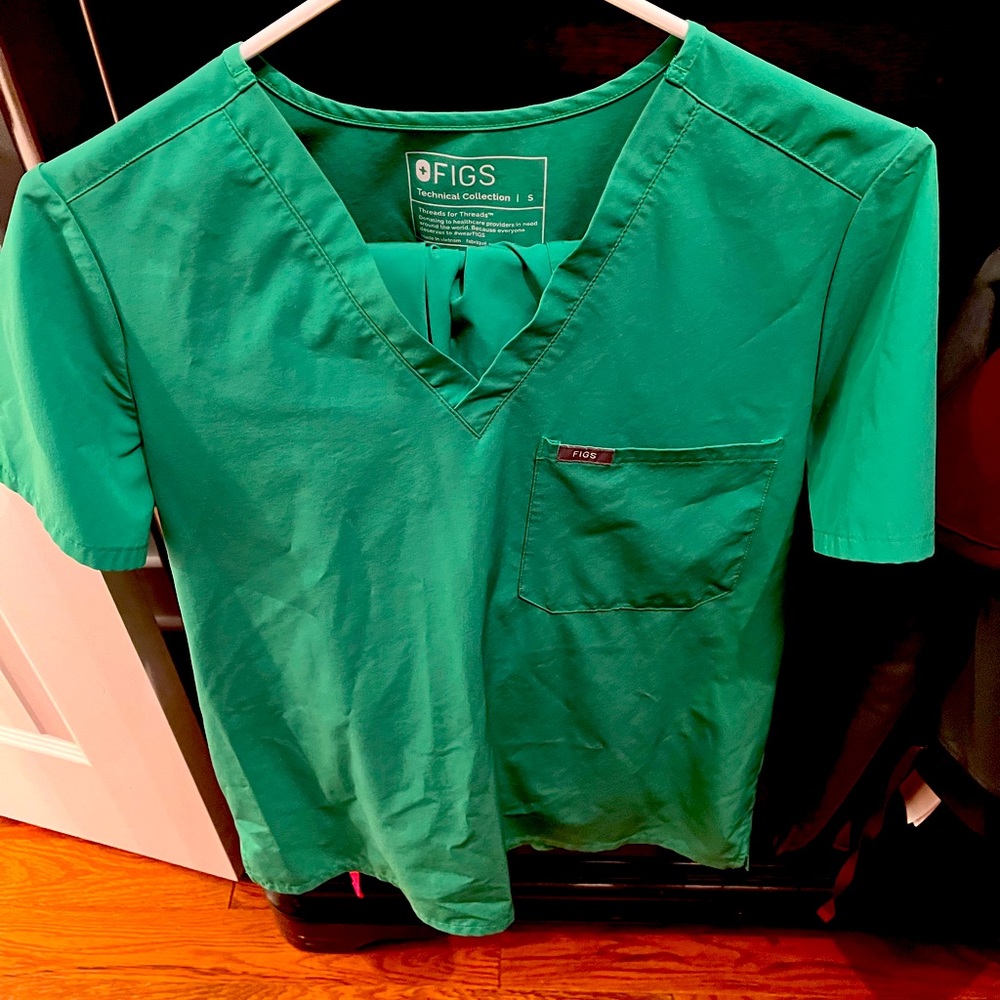 Figs Zamora jogger pants and Catarina one pocket top color green